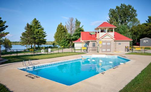 Peldbaseins, The Balmoral at Duck Lake in Dalrymple (ON)