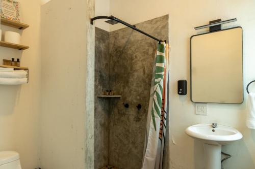 Parking, 6min to Beach & Downtown, High-Speed WiFi, Laundry Service, KingBed, PetsOK, Sayulita (Foto 10)