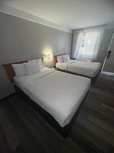 2 double beds