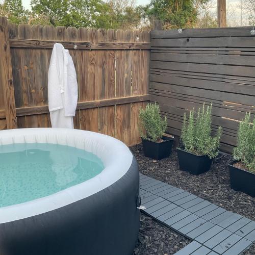 Hot tub, Wanderers Retreat House in Comfort (TX)