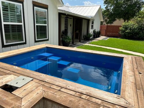 Swimming pool, Wanderers Retreat House in Comfort (TX)