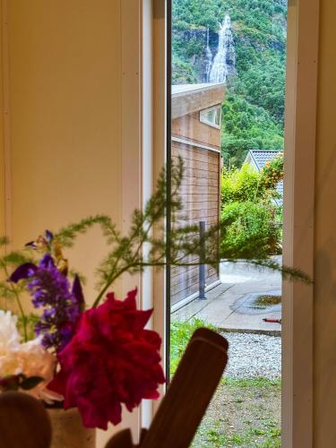 숙소 외관, Flåm Tinyhouse with a Waterfall View (Flam Tinyhouse with a Waterfall View) in 플램