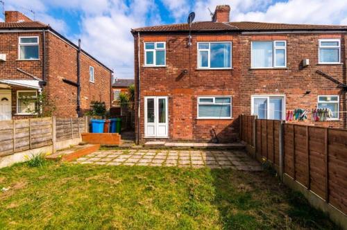 Stylish 3BR-Colourful-Sleeps 5, Manchester (photo 8)