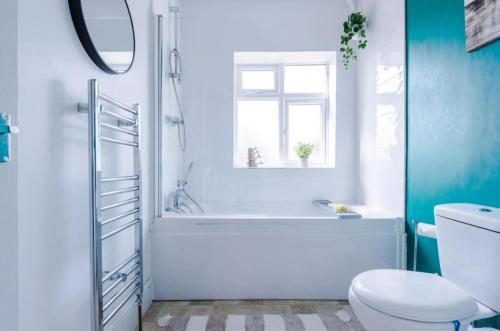 Stylish 3BR-Colourful-Sleeps 5, Manchester (photo 9)