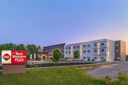 Best Western Plus Wayland Hotel in Shelbyville, USA