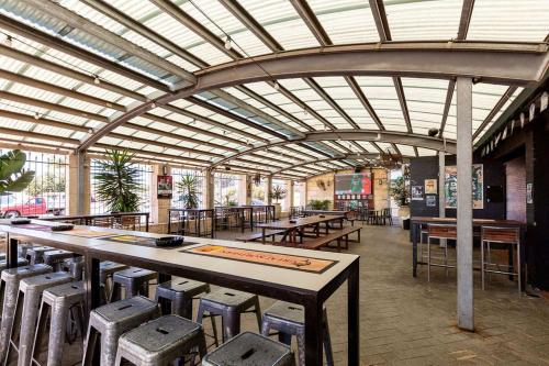 Pub/Lounge, Nightcap at Wintersun Hotel in Geraldton