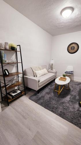 New Renovated 2 Bedroom USA Side