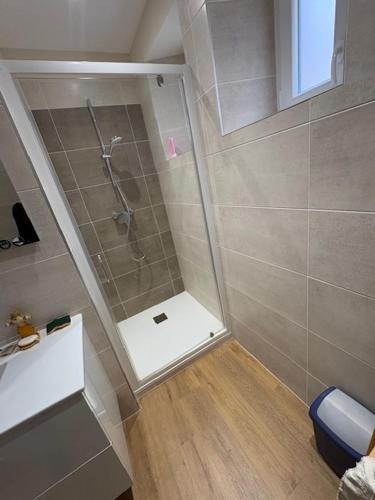 Zuhanyzó, Appartement centre-ville 1er étage (Appartement centre-ville 1er etage) in La Chapelle En Vercors