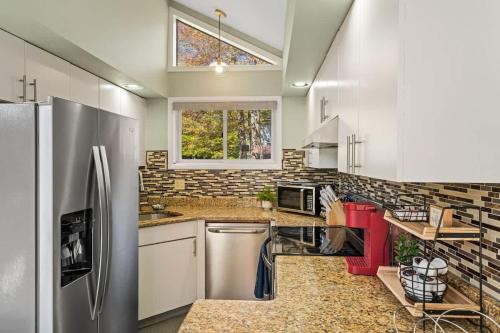 Cozy Lakefront Poconos Cabin Hot Tub Kayaks - image 12