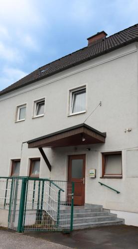 Zentrale Ferienwohnung mit kostenlosen Parkplätzen (Zentrale Ferienwohnung mit kostenlosen Parkplatzen) in ลีโอเบน