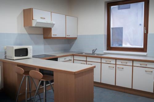 Zentrale Ferienwohnung mit kostenlosen Parkplätzen (Zentrale Ferienwohnung mit kostenlosen Parkplatzen) in ลีโอเบน