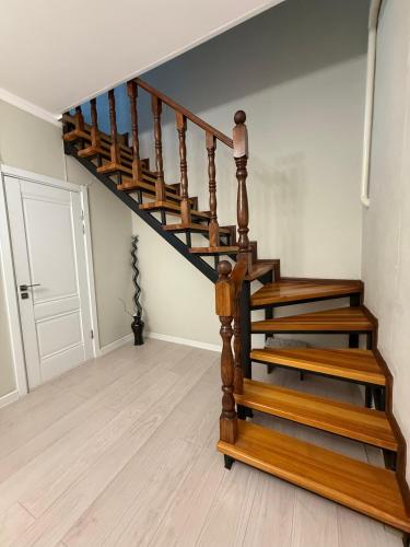 Двухэтажный дом в центре на 6-10 человек (Двухэтажныи дом в центре на 6-10 человек) in Uralsk