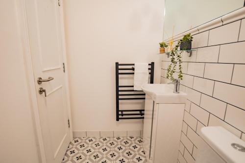 Studio with Scenic Marina Views - Sleeps 3, Dublin (photo 6)