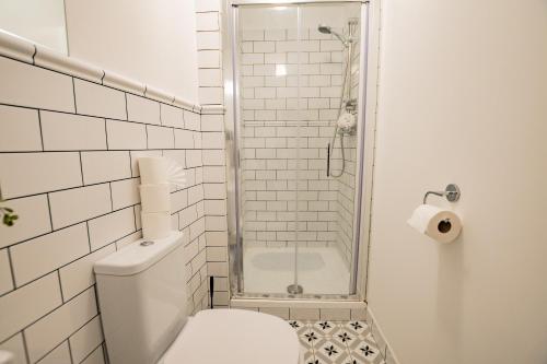 Studio with Scenic Marina Views - Sleeps 3, Dublin (photo 8)