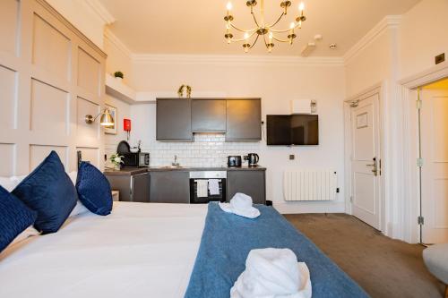 Studio with Scenic Marina Views - Sleeps 3, Dublin (photo 10)