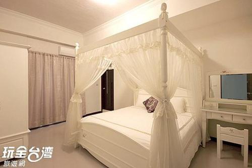 a bedroom with a large bed and a large window, Zih Yue Tong Homestay II in Penghu