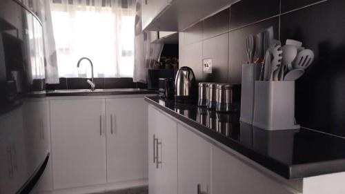 Кухня, Gogo Rennie Guest House in Мутаре