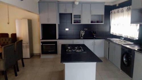 Кухня, Gogo Rennie Guest House in Мутаре