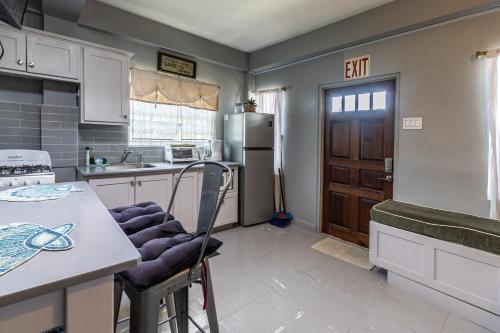 Modern Apartment near Pigeon Point with Breakfast in Kraunpointa
