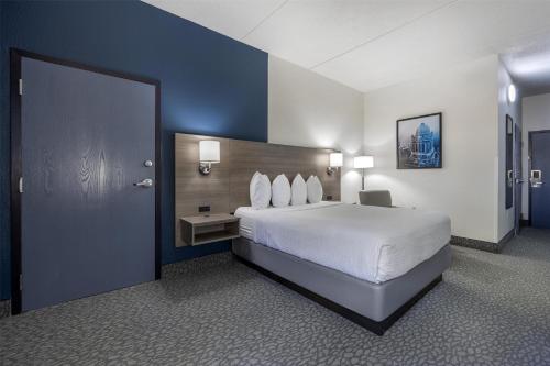 Ramada by Wyndham Bolingbrook - image 14