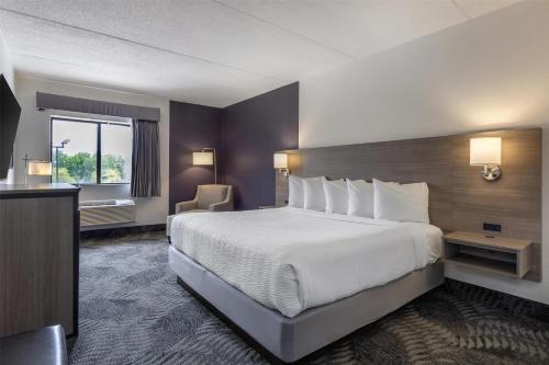 Ramada by Wyndham Bolingbrook - image 8