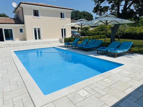 Villa V