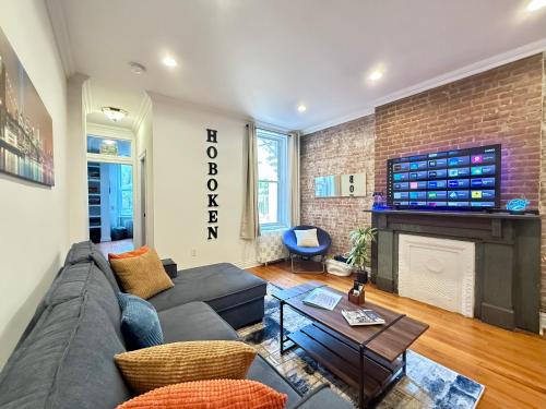 Large Home - Great Location - 15 Minutes To Nyc - Sleeps 6 Comfortably - Brooklyn, NY
