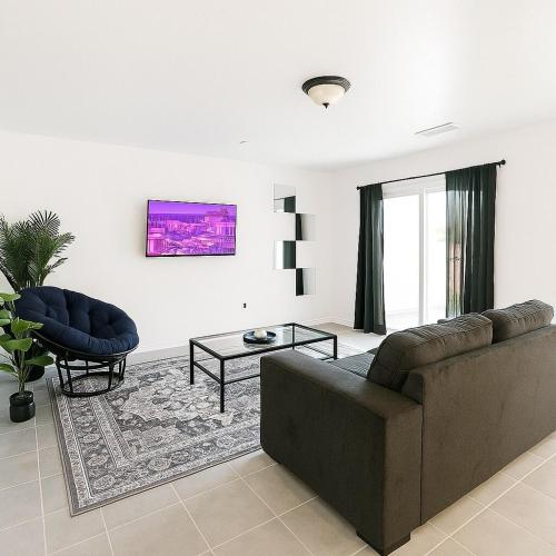 3 beds Near Palo Alto College Downtown Texas A&M