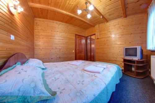 1 queen bed, 1 sofa bed