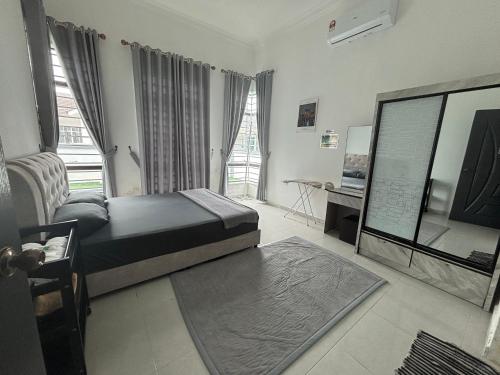 Dom (1600 m²) w okolicy Pantai Cahaya Bulan (PCB) z 4 sypialnią/ami i 3 łazienką/ami (HF PCB Homestay Private Pool) in Pantai Cahaya Bulan (PCB)