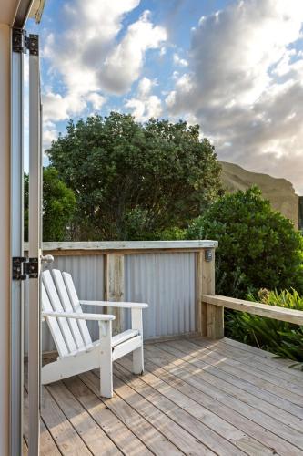 Coastal Comfort Holiday Home 100m to Mahia Beach in Mahia