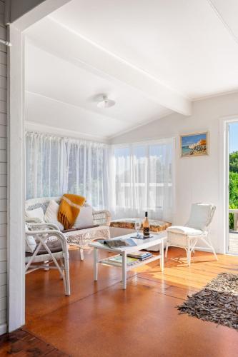 Coastal Comfort Holiday Home 100m to Mahia Beach in Mahia