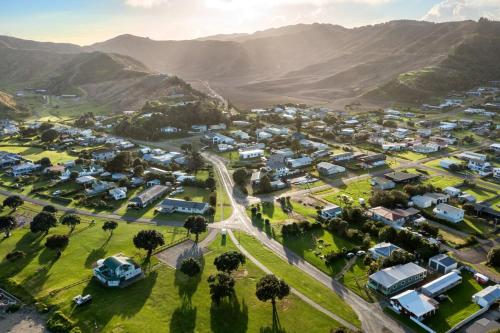 Coastal Comfort Holiday Home 100m to Mahia Beach in Mahia