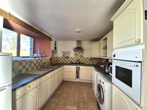 Konyha, Tranquil Cottage, Maël-Carhaix (Tranquil Cottage, Mael-Carhaix) in Maël-Carhaix