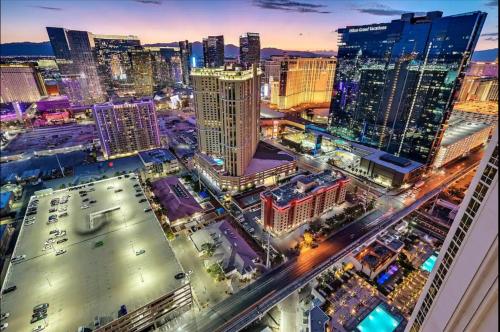 Las Vegas Penthouse with Strip Views - Sleeps 6 - Walk Out Balcony