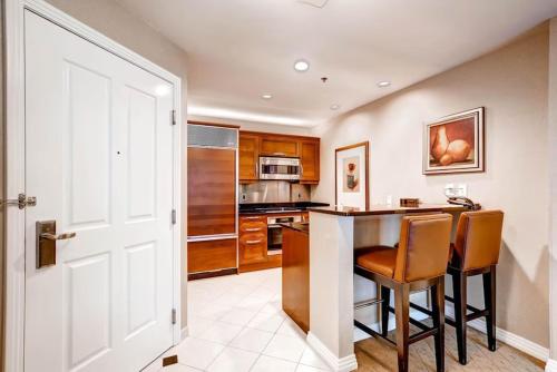 Las Vegas Penthouse with Strip Views - Sleeps 6 - Walk Out Balcony, Las Vegas (photo 4)