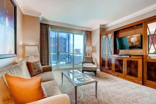 Las Vegas Penthouse with Strip Views - Sleeps 6 - Walk Out Balcony, Las Vegas (photo 7)
