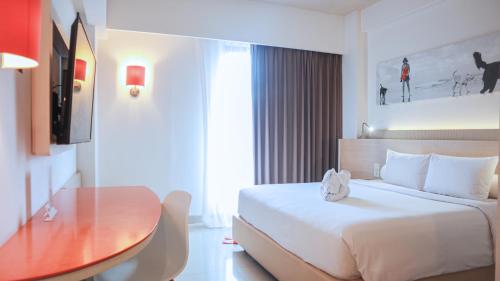 Harris Hotel Seminyak - Tap to explore photos