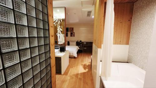 Deluxe Double Room image 10