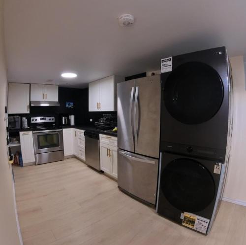 مطبخ, 1BR Getaway Near Calypso - Cozy and Connected in Vars (ON)