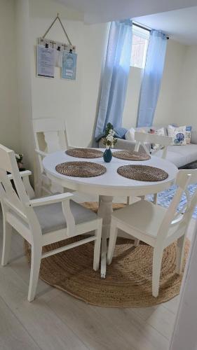 المرافق, 1BR Getaway Near Calypso - Cozy and Connected in Vars (ON)