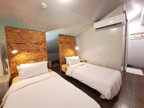 2 twin beds