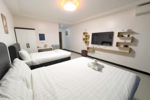 1 queen bed, 1 twin bed