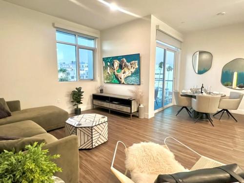 Penthouse with Hollywood Sign View 2 Bedrooms with 3 Beds, Los Angeles