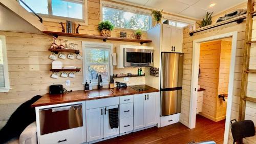 . Couple’s retreat in Tiny Home w soaking tub/beach