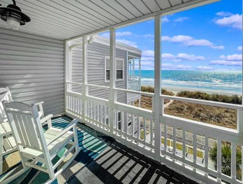 Seaside Escape at Windsong-Sleeps5-Oceanfront-Private Balcony-Full Kitchen-Views