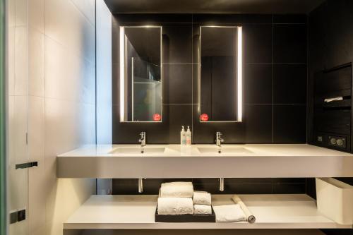 room detail thumbnail 2