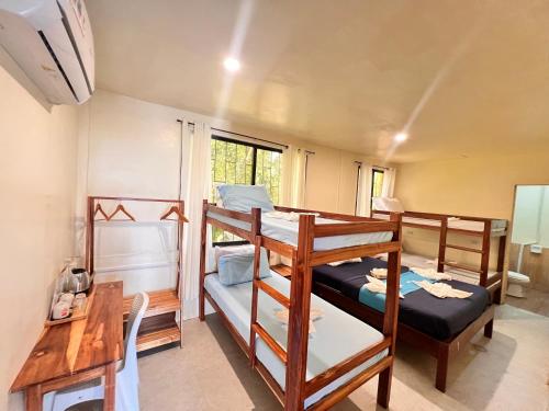 1 queen bed, 2 bunk beds