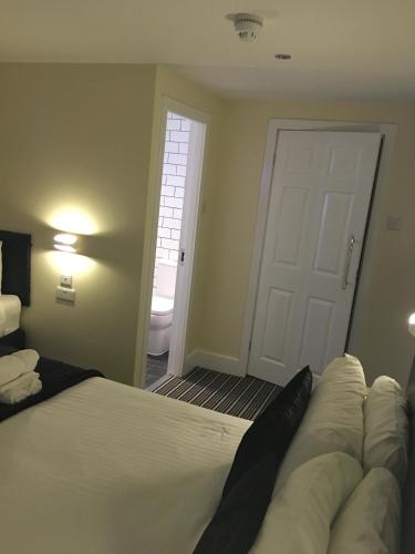 2 double beds, 1 twin bed