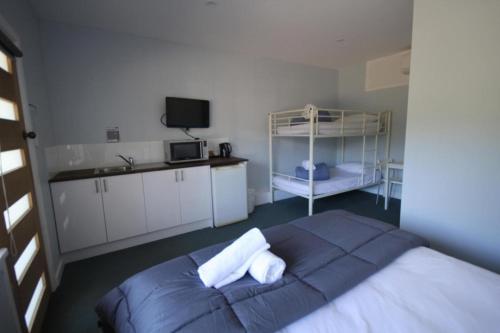 1 double bed, 1 twin bed